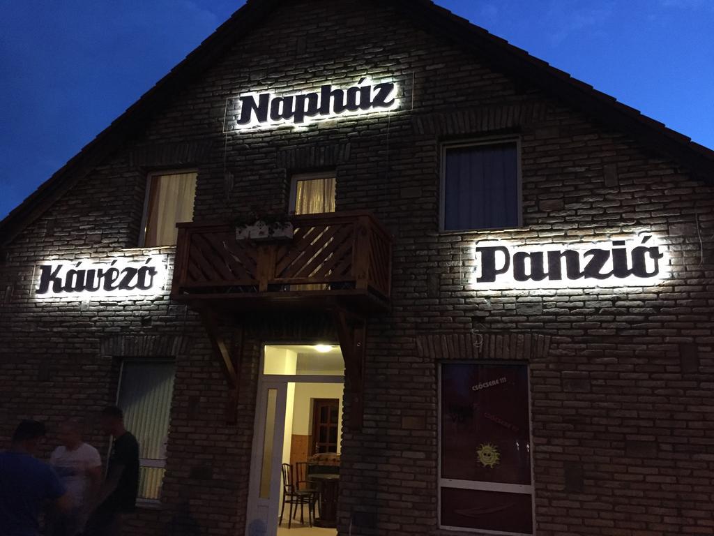 Napház Panzió Bed & Breakfast Tiszafured Ngoại thất bức ảnh