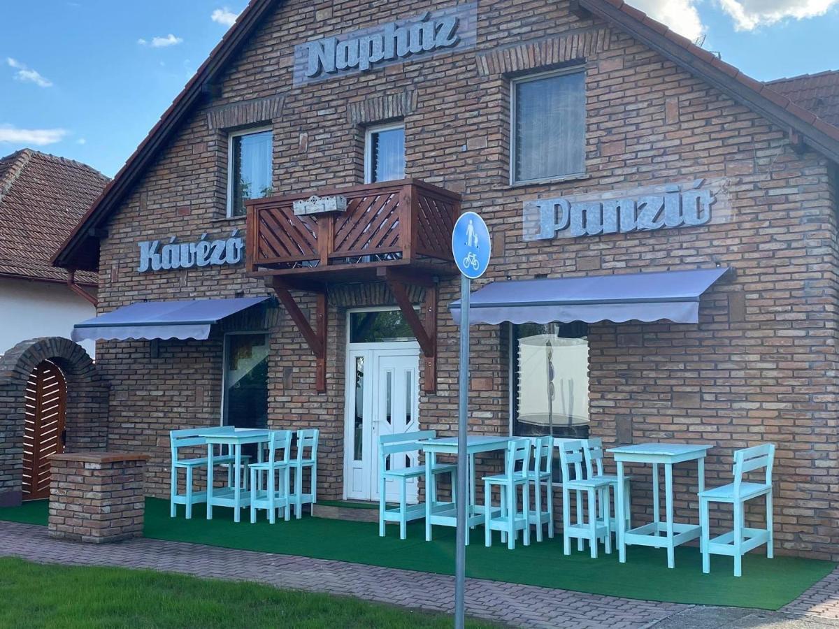 Napház Panzió Bed & Breakfast Tiszafured Ngoại thất bức ảnh