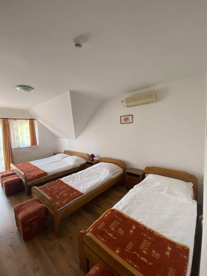 Napház Panzió Bed & Breakfast Tiszafured Ngoại thất bức ảnh